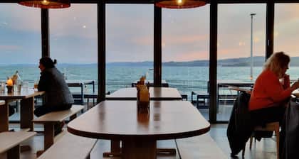 Exmouth Retreat. Close proximity to Town centre , Beach & Train station.