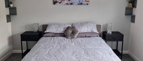 2 bedrooms, desk, iron/ironing board, WiFi