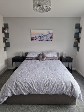 2 bedrooms, desk, iron/ironing board, WiFi