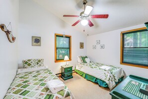 2 bedrooms, desk, iron/ironing board, WiFi - Lake & Pool Access! Outdoorsy Getaway in Newland (Newland)
