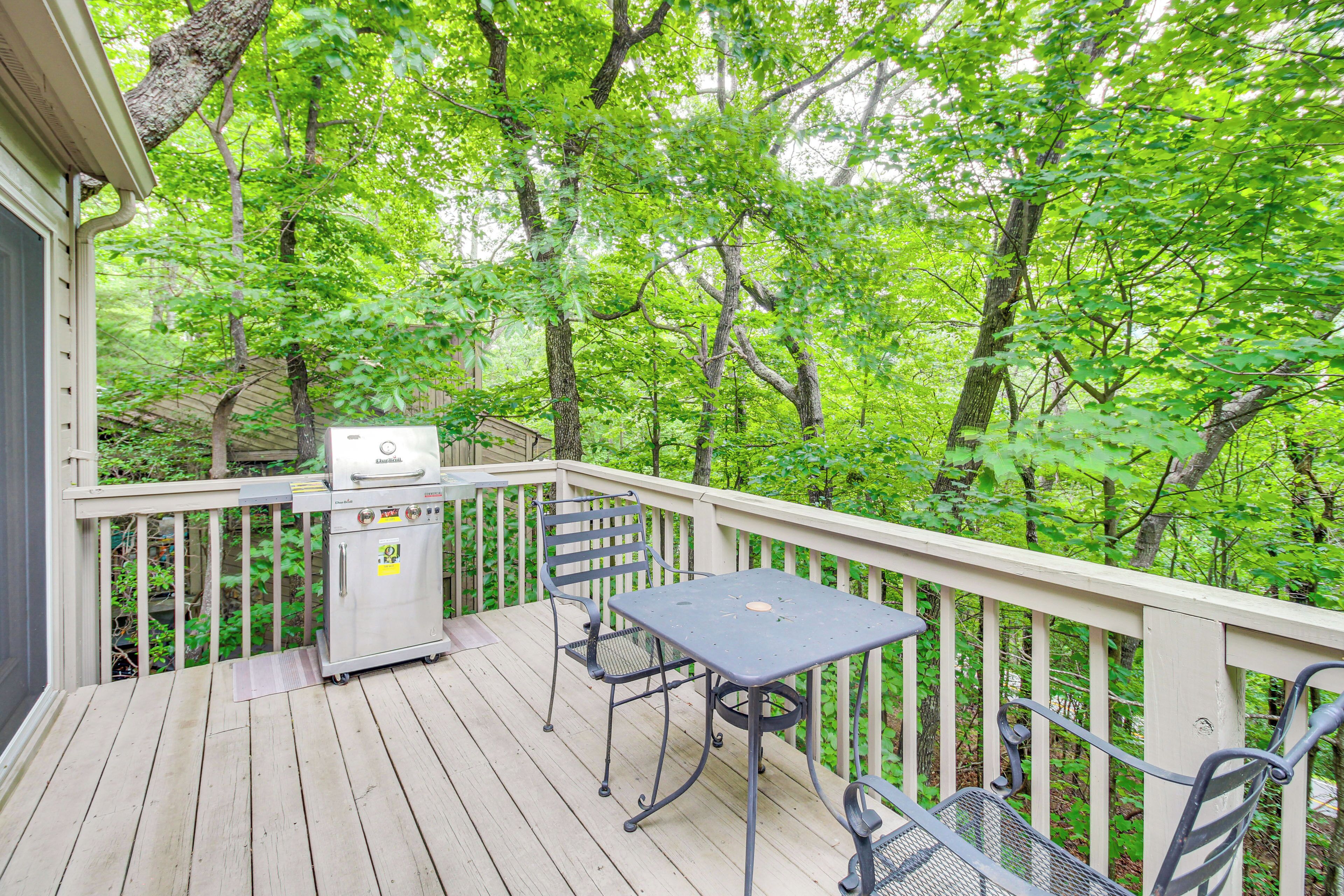 Jasper Retreat w/ 2 Decks: Walk to Community Pool!