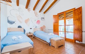 5 bedrooms, travel crib, free WiFi