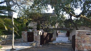A gated entrance with stone walls and a paved path leading to a building. - Traditional Provencal house (Saint-Raphaël)