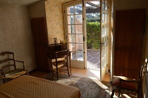 3 habitaciones, tabla de planchar con plancha, wifi y ropa de cama