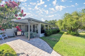 Outdoor dining - Reserve your stay today! Canal-front rental with a boat dock available. (Crystal River)