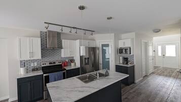 Refrigerador, microondas, horno y parrilla de estufa