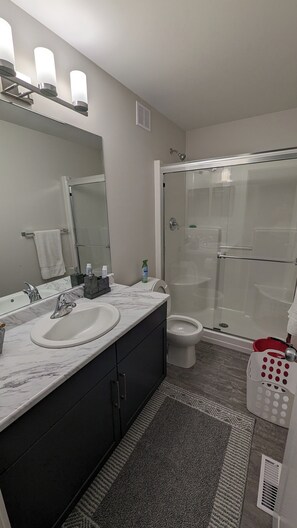 Een douche, een haardroger, handdoeken, zeep
