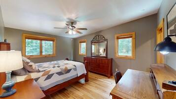 3 bedrooms, desk, iron/ironing board, travel crib