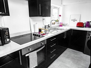 Fridge, microwave, oven, stovetop - Charming London Home, Opposite Arnos Grove Station, 20 mins to Central London (London)