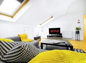 Smart TV - Charming London Home, Opposite Arnos Grove Station, 20 mins to Central London (London)