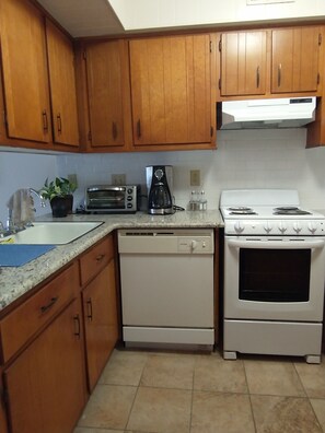 Fridge, microwave, oven, stovetop - Welcome To Midtown Condo (Little Rock)