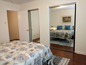 2 Schlafzimmer, Schreibtisch, Bügeleisen/Bügelbrett, kostenloses WLAN