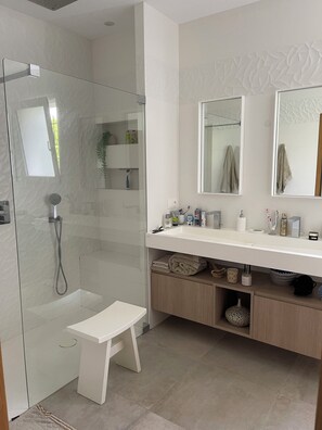 Douche, séchoir à cheveux, serviettes fournies, savon