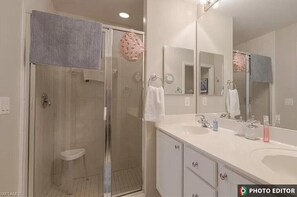 Douche, sèche-cheveux, serviettes fournies, savon