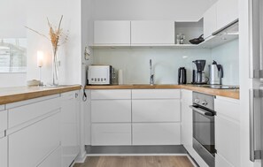 Køleskab, kogeplade, opvaskemaskine, kaffe-/temaskine