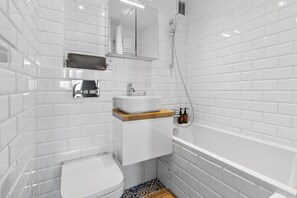 Hair dryer, towels, toilet paper - Lovely apartment on the 9 floor with amazing view, 15 minutes from city center (Warszawa)