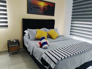 2 habitaciones, tabla de planchar con plancha y ropa de cama 