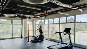 A gym with exercise equipment, large windows, and a view of the outdoors. - Full apartment Pto Azul Club House Come and Rest (Ricaurte)