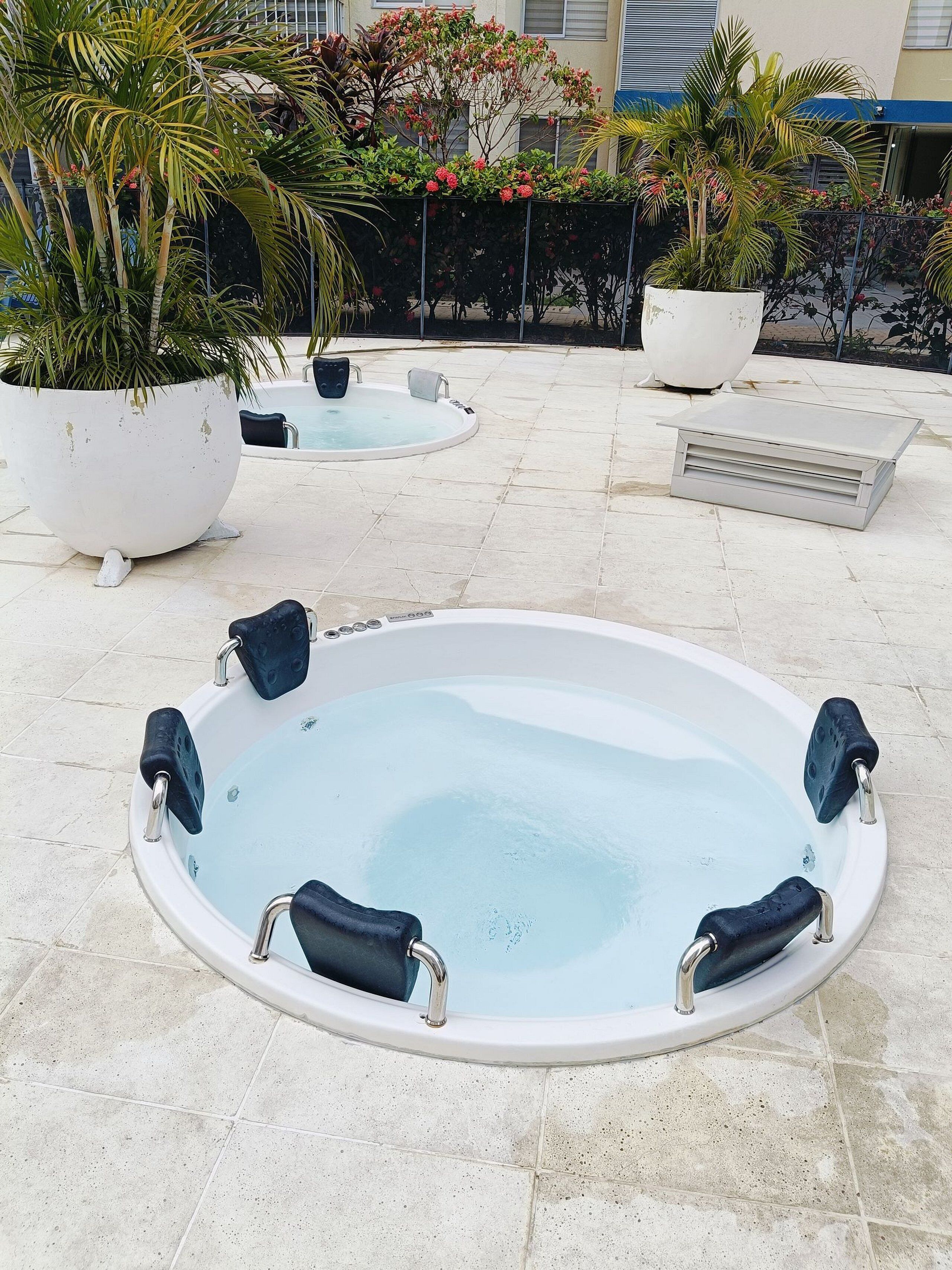 Bañera de hidromasaje al aire libre