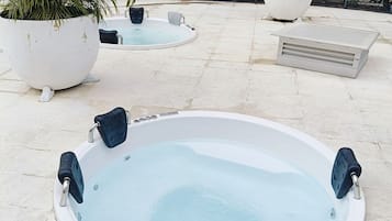 Bañera de hidromasaje al aire libre