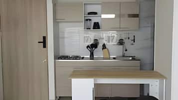 Réfrigérateur, micro-ondes, grille-pain