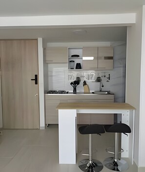 Refrigerador, microondas, tostadora, utensilios de cocina