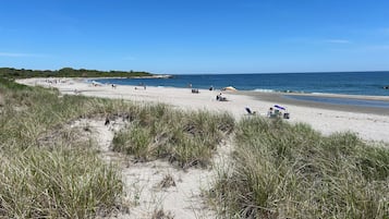 Na praia, areia branca