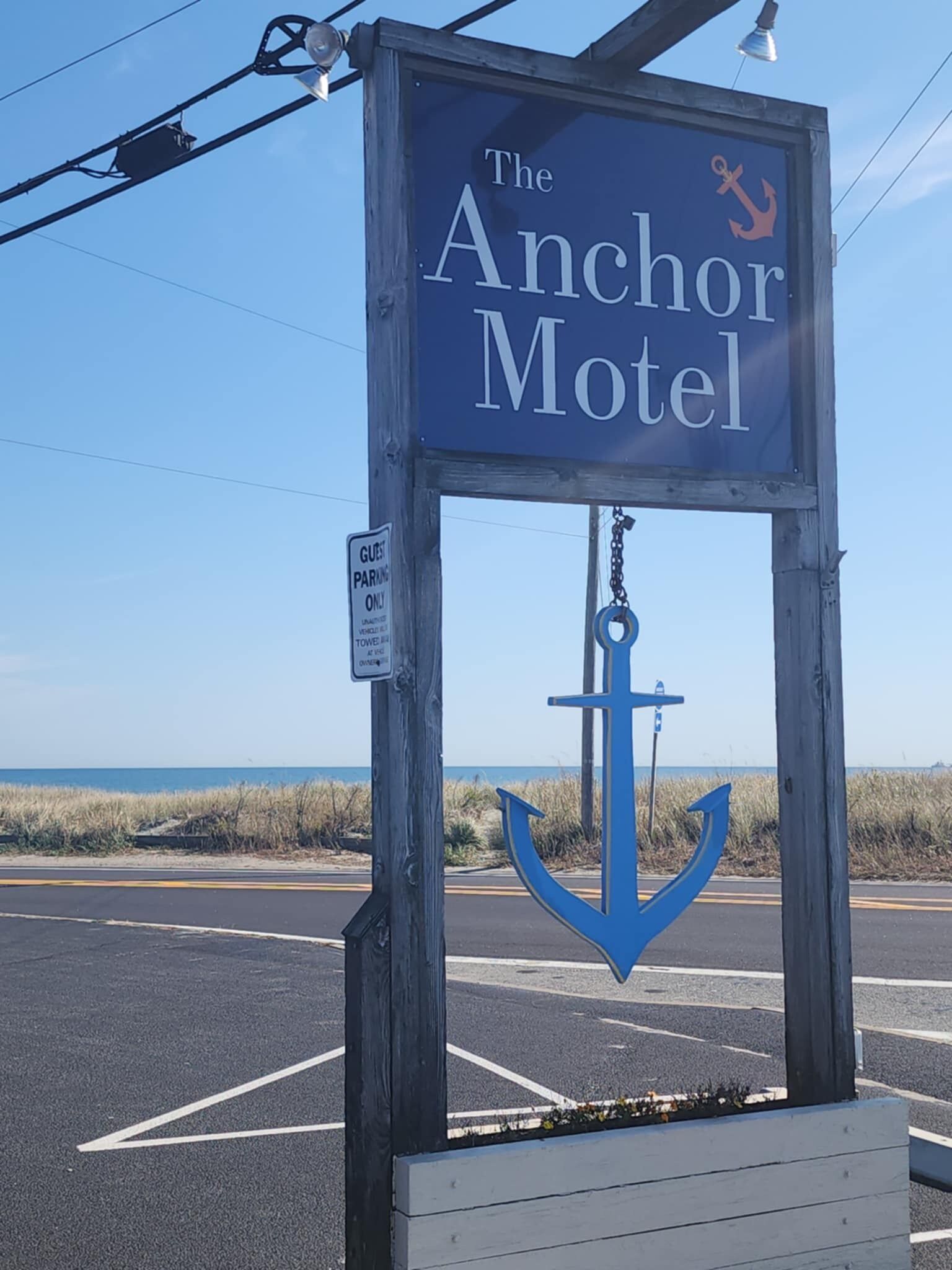 En skylt för The Anchor Motel, med en stor ankarsymbol.