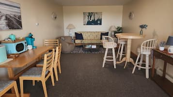 Room, 2 Queen Beds, Non Smoking, Partial Ocean View | Shared kitchen