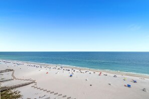 Apartamento, varias camas (Romar Place 1106) | Playa | Ubicación a pie de playa