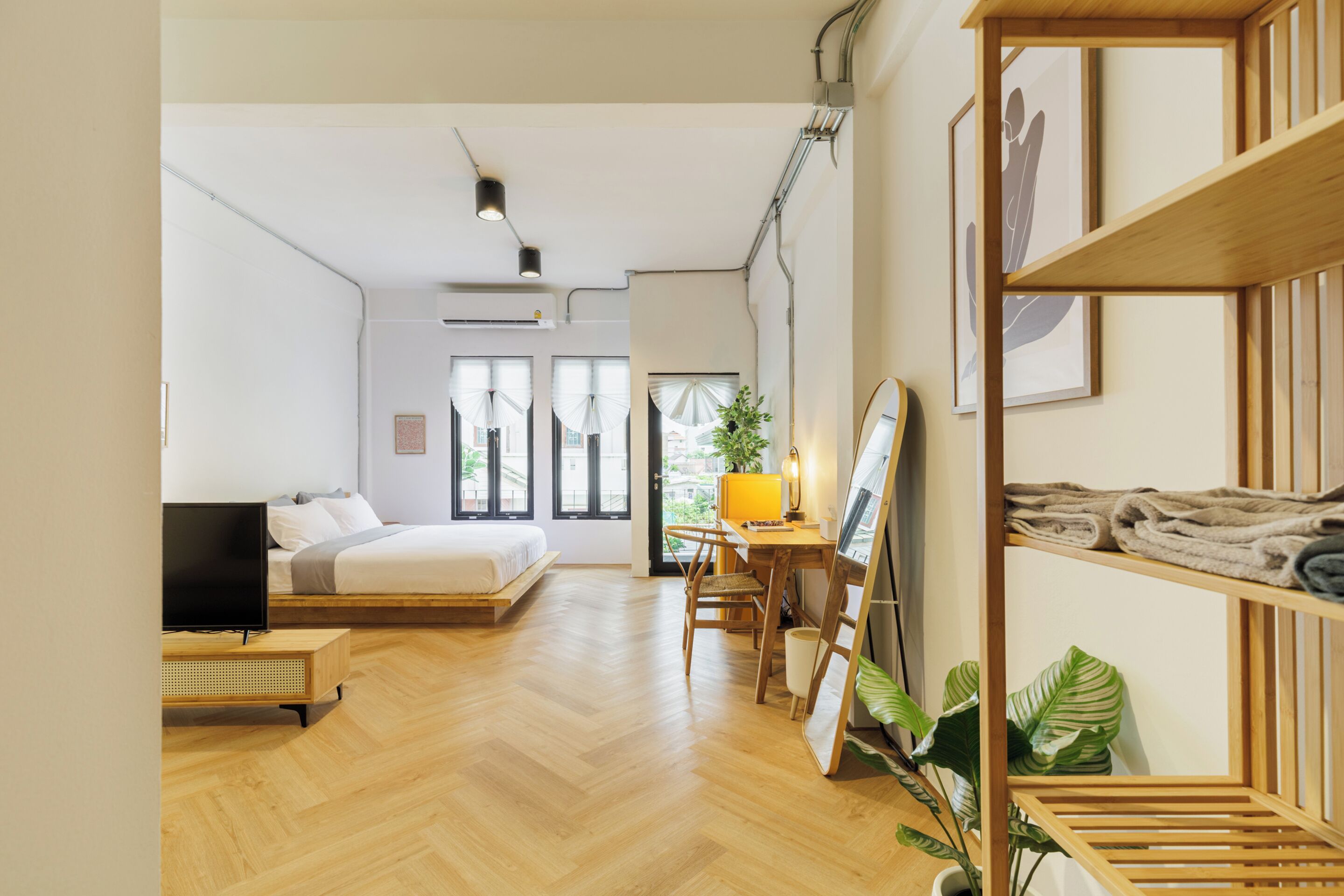 Quarto solteiro exclusivo | Roupas de cama premium, escrivaninha, espaço de trabalho para notebook