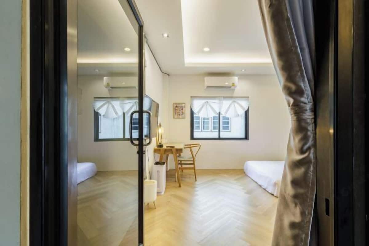 1 bedroom, premium bedding, desk, laptop workspace