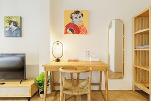 Premium Double Room | Premium bedding, desk, laptop workspace, free WiFi - Wabisabi Bangkok 3 Min To Train Station (Bangkok)