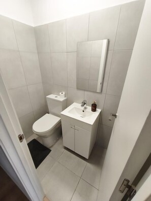Shower, bidet, towels, soap - Sommer Apartment  (Entroncamento)