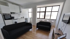 Eine moderne Wohnung mit Küche, Essbereich und Wohnzimmer.