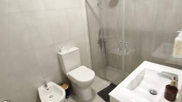 Doccia, bidet, asciugamani, sapone