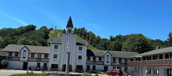Schuss Village Studio Unit 117 True Ski-in/Ski-out.