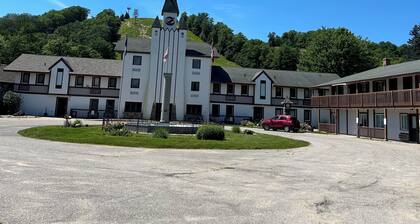 Schuss Village Studio Unit 117 True Ski-in/Ski-out.