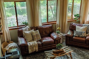 Una Smart TV, un reproductor de DVD, un reproductor estéreo