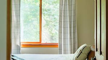 3 bedrooms, desk, iron/ironing board, free WiFi