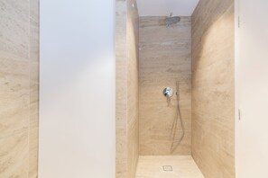 Appartamento Luxury, non fumatori, frigorifero | Bagno | Doccia, soffione a pioggia, asciugamani