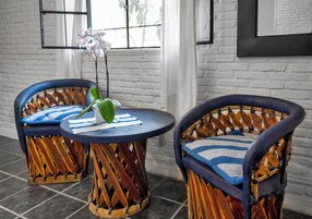 Caja de seguridad en la habitación y escritorio