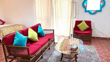 خزنة داخل الغرفة ومكتب ومساحة عمل للكمبيوتر المحمول وستائر تعتيم