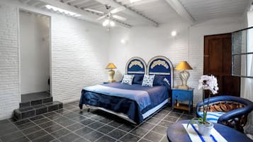 Tanzanite King Suite | Coffres-forts dans les chambres, bureau