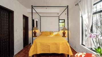 خزنة داخل الغرفة ومكتب ومساحة عمل للكمبيوتر المحمول وستائر تعتيم