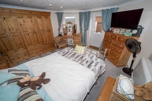 2 dormitorios, escritorio, tabla de planchar con plancha y wifi