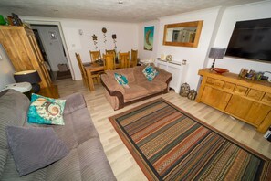 Smart TV, DVD player, books, printers - Rare basement flat in best location,free parking on site, private sunny patio  (Eastbourne)