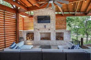 Terrace/patio - Luxury Family Retreat w/Heated Pool by Lake Travis (Spicewood)