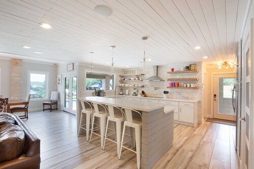 Luxury Family Retreat w/Heated Pool by Lake Travis