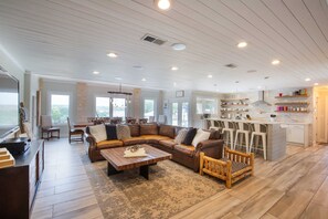 Älytelevisio, takka, kirjoja